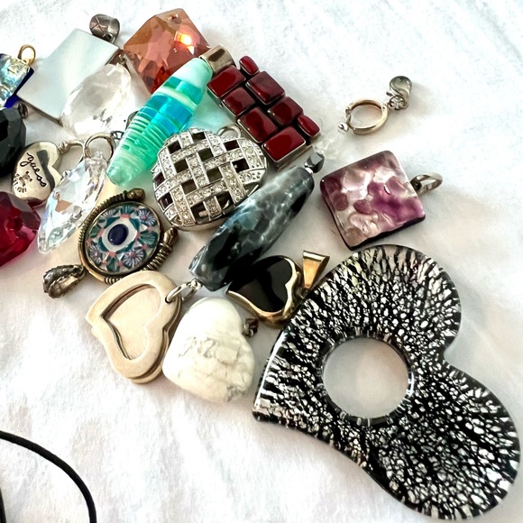 SALE: bundle of 21 pendants multicolored & 2 black cords - Picture 4 of 4